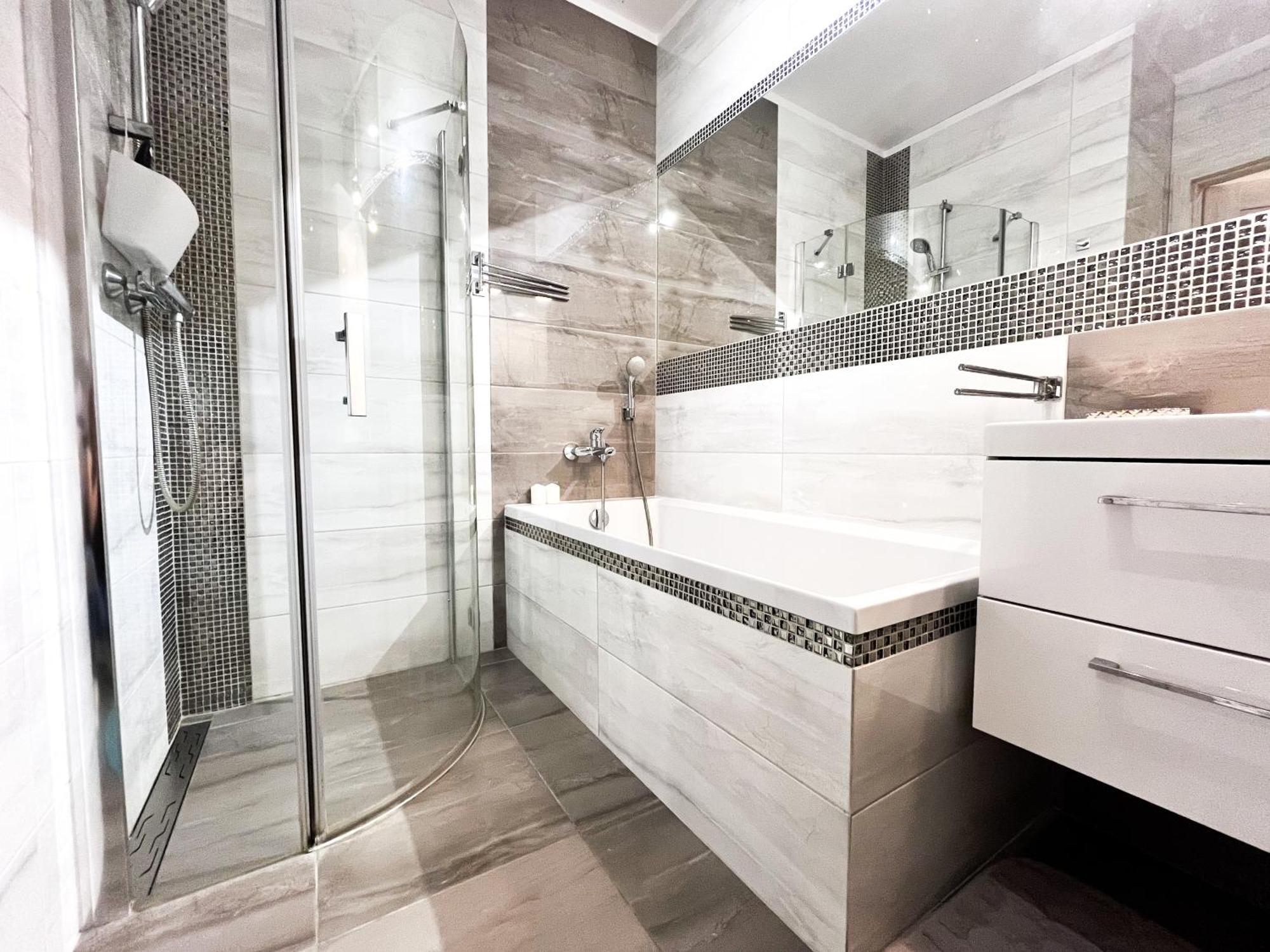 Apartmán Walk To Park, Modern 2Bd Kitchen! Balcony, Parking Vratislav Exteriér fotografie